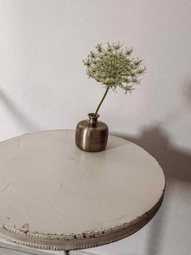a small vase with a flower on a table at Letnisko Łagów in Łagów