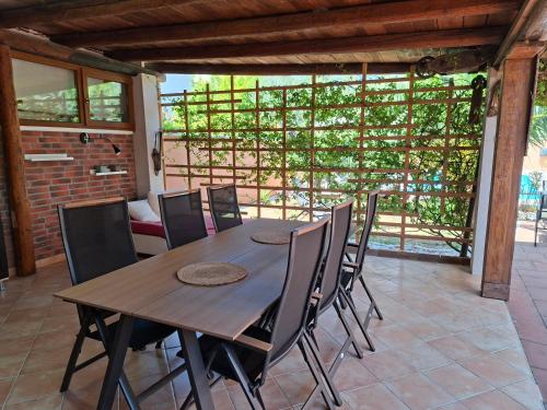 Family apartment Oros Medulin, with a pool, ggl