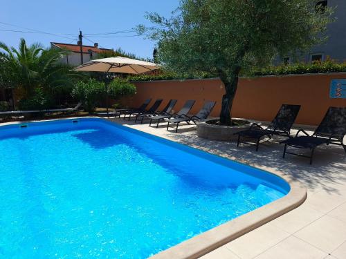 Family apartment Oros Medulin, with a pool, ggl