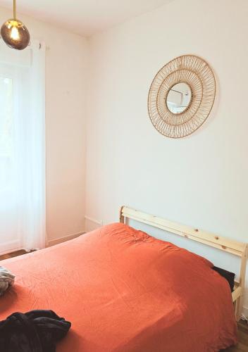 una camera da letto con un letto e uno specchio sul muro di L'évasion Chill a Fougères