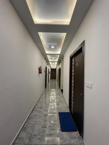 a long hallway with a blue mat on the floor at Hotel Vrinda Shridhar in Vrindāvan