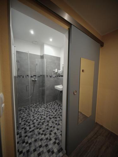 Bilik mandi di Apartments Kolo 77