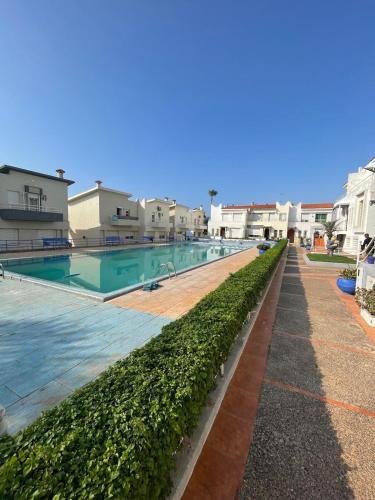 Πισίνα στο ή κοντά στο 2-bedroom duplex for rent