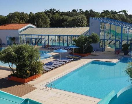 Mobil home avec piscine avec accès plage direct dans camping 5 étoiles