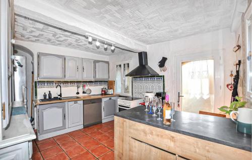 Dapur atau dapur kecil di Lovely Home In Oms With Wifi