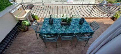 a blue table and chairs on a balcony at FORMIAE Hsg - PANORAMICA CENTRALE Casa Vacanze 100mq BOX Auto riservato in Formia