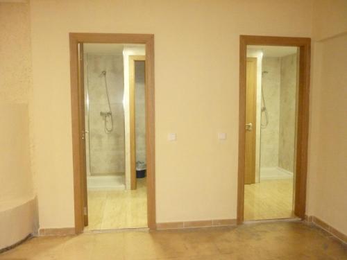 2 puertas en una habitación con 2 duchas en Apartamentos Jorbar, en El Arenal