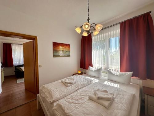 Postel nebo postele na pokoji v ubytování Ferienanlage "Uns Wiek Hus" Ferienwohnung 2