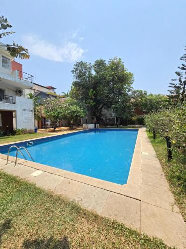 una piscina en el patio de una casa en Villa Bella Vista, Candolim, en Candolim