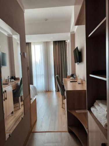 Телевизор и/или развлекательный центр в Saroy Gardens Hotel