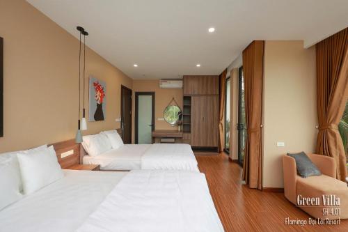 a hotel room with two beds and a couch at Green Villa 5 phòng ngủ ở Flamingo Đại Lải Resort in Phúc Yên