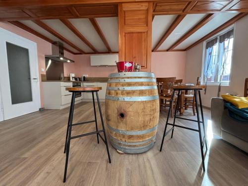 una grande botte di vino posta in un soggiorno di Le Sadal a La Celle-sous-Gouzon