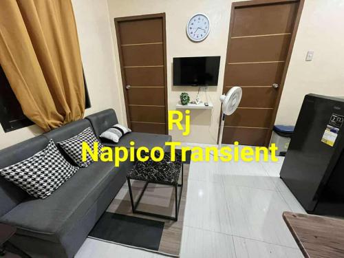 Una televisión o centro de entretenimiento en RJ Two-Bedroom Transient in Napico Pasig