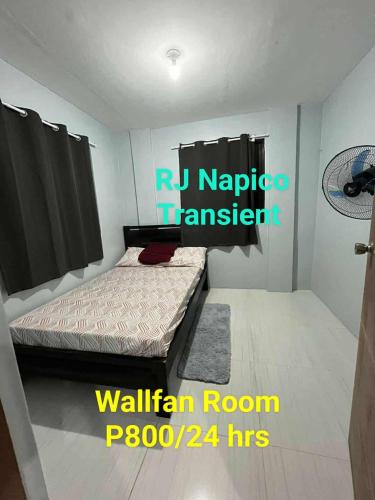 Una cama o camas en una habitación de RJ Two-Bedroom Transient in Napico Pasig