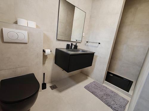 Ένα μπάνιο στο MY DALMATIA - Sea view Villa Belvedir with private heated infinity pool