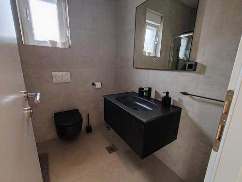 Ένα μπάνιο στο MY DALMATIA - Sea view Villa Belvedir with private heated infinity pool