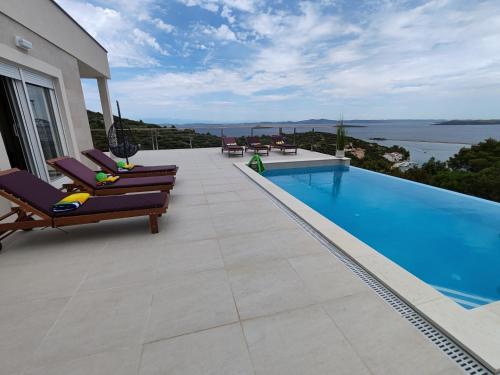 Πισίνα στο ή κοντά στο MY DALMATIA - Sea view Villa Belvedir with private heated infinity pool