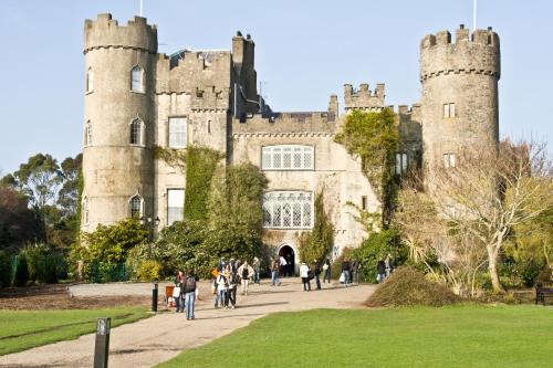 a castle with people walking in front of it at Bright Spacious Apartment in Dublin