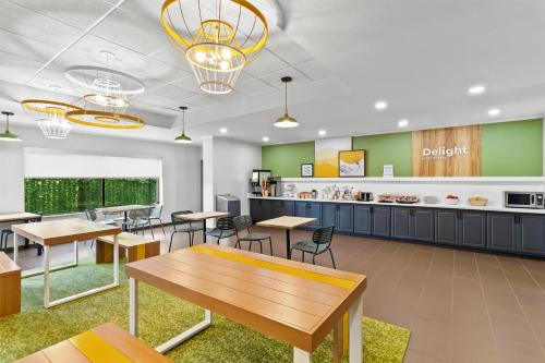 Кухня или мини-кухня в Spark By Hilton Houston Hobby Airport
