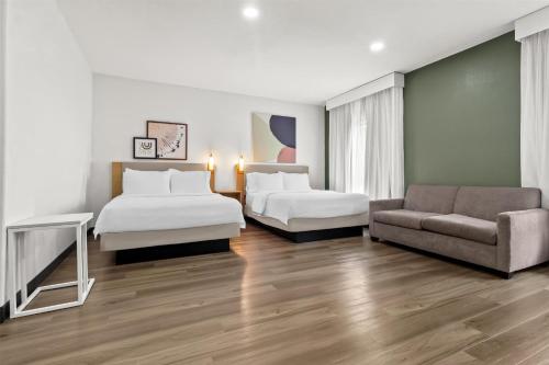Кровать или кровати в номере Spark By Hilton Houston Hobby Airport