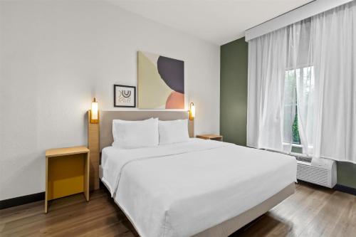 Кровать или кровати в номере Spark By Hilton Houston Hobby Airport