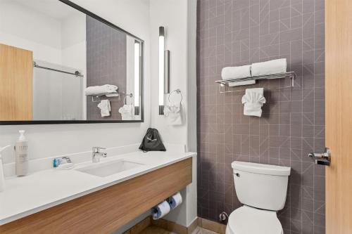 Ванная комната в Spark By Hilton Houston Hobby Airport