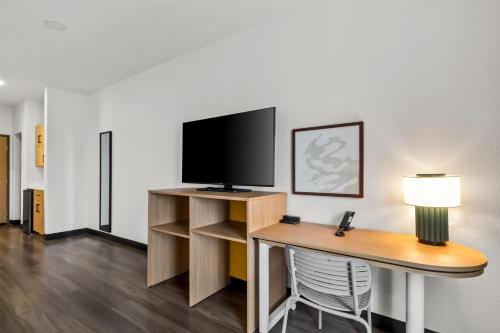 Телевизор и/или развлекательный центр в Spark By Hilton Houston Hobby Airport