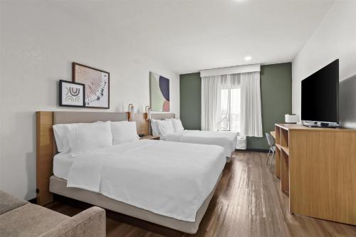 Кровать или кровати в номере Spark By Hilton Houston Hobby Airport