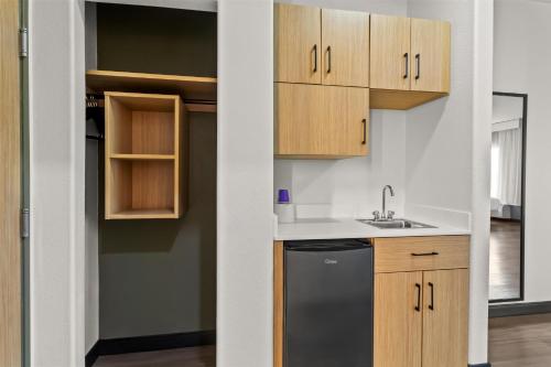 Кухня или мини-кухня в Spark By Hilton Houston Hobby Airport
