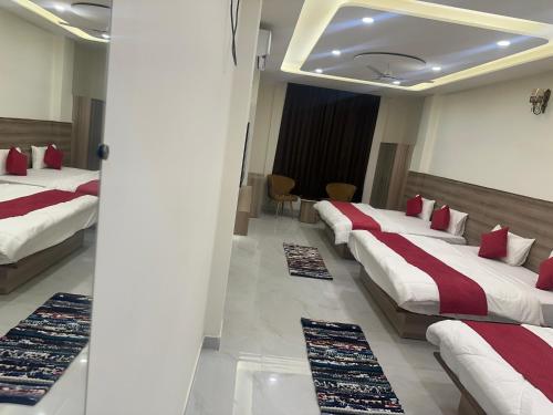 a row of beds in a hotel room at Hotel Vrinda Shridhar in Vrindāvan