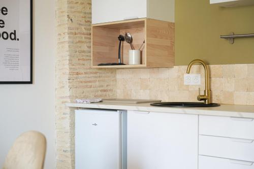 a kitchen with white cabinets and a sink at Très agréable studio - 2 personnes - cœur de ville Angers in Angers