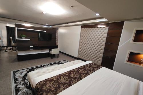 Ένα ή περισσότερα κρεβάτια σε δωμάτιο στο Bergamo Hotel Lingayen