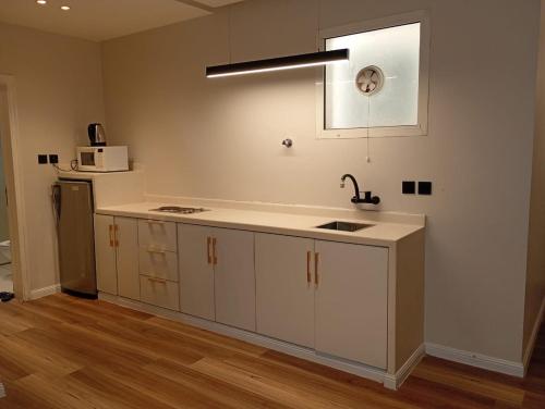 Η κουζίνα ή μικρή κουζίνα στο شقق الورود الاربعة المخدومة