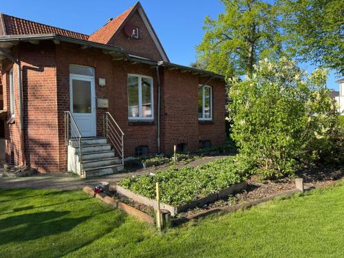 a brick house with a garden in front of it at Hoopter's Quartier in Winsen Luhe