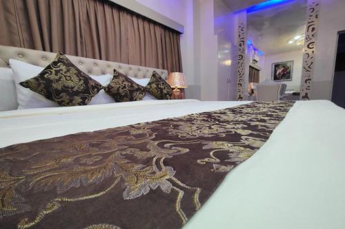 Ένα ή περισσότερα κρεβάτια σε δωμάτιο στο Bergamo Hotel Lingayen