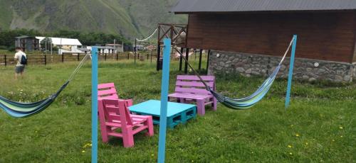 2 sedie e un'amaca in cortile di Cliffside cottage Kazbegi a Kazbegi