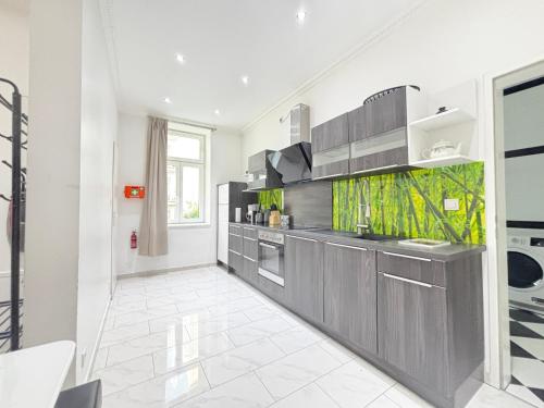 3 Bedrooms, near Hauptbahnhof, 8 People, Kitchen