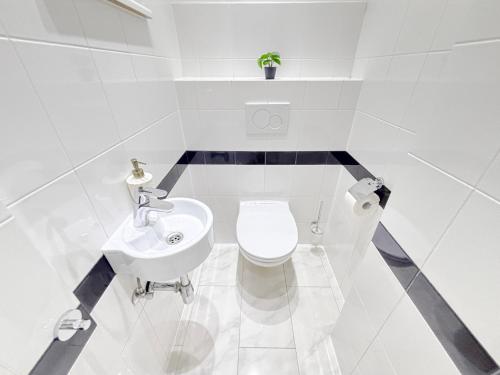 3 Bedrooms, near Hauptbahnhof, 8 People, Kitchen