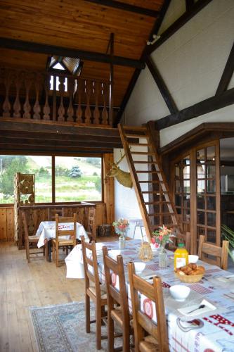 une salle à manger avec une table et quelques chaises dans l'établissement APPARTEMENT MOUFLONS, à La Llagonne