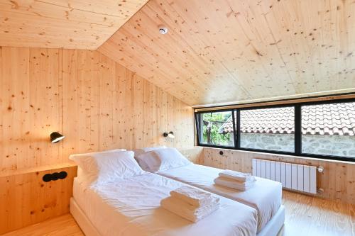Katil atau katil-katil dalam bilik di Casas D' Além by Sé Apartamentos
