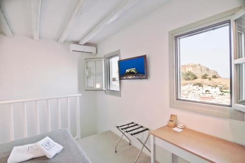 Una televisión o centro de entretenimiento en Lindos Comfy Suites