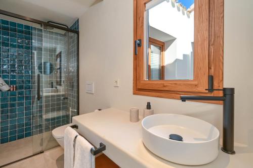 Ένα μπάνιο στο Casa Paraiso by Marhen Homes