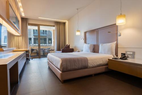 Postel nebo postele na pokoji v ubytování Saifi Suites Hotel