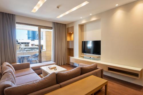 TV a/nebo společenská místnost v ubytování Saifi Suites Hotel