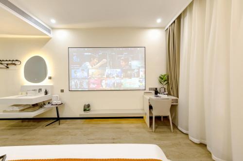 Televisyen dan/atau pusat hiburan di Huanyi Hotel