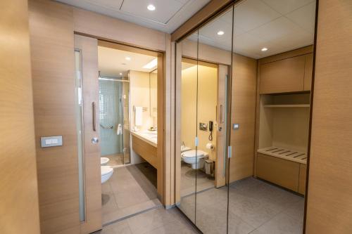 Koupelna v ubytování Saifi Suites Hotel