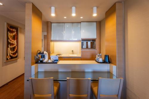 Kuchyň nebo kuchyňský kout v ubytování Saifi Suites Hotel