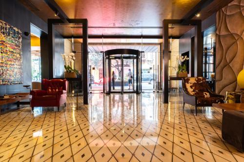 Posezení v ubytování Saifi Suites Hotel