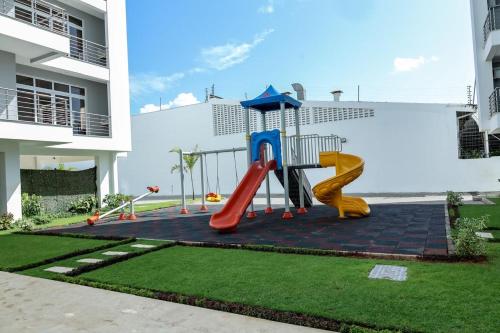 einen Spielplatz vor einem Gebäude mit Rutsche in der Unterkunft Three bedroom in aqua nyali in Mombasa