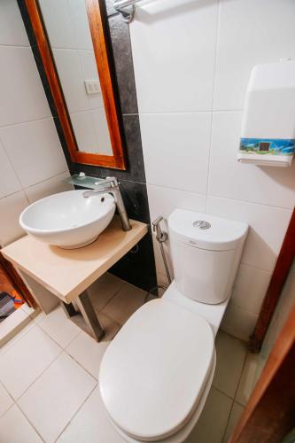 Ένα μπάνιο στο Villa Rosita Hotel Naga City by RedDoorz